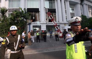 INDONESIA TERRORISM Polizia indonesiana davanti al Ritz-Carlton Hotel di Giakarta