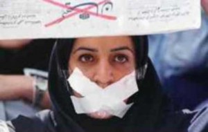 iran_censorship una donna protesta contro la censura