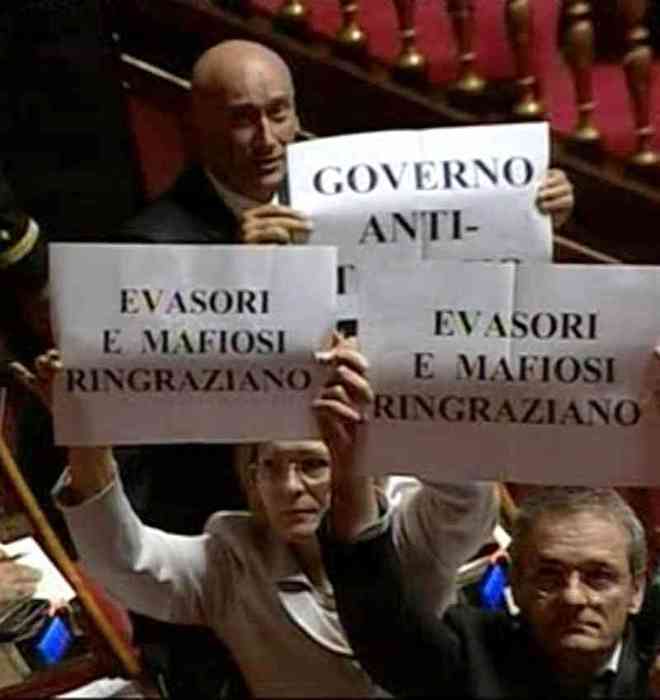 protesta del Pd contro il decreto correttivo sullo scudo fiscale